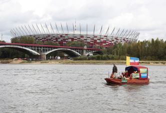 Rolnicy przypłynęli tratwą "Ponidzie" do Warszawy