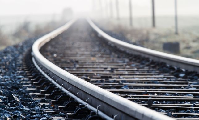 Suchedniów. Na przejeździe kolejowym wykoleiły się dwa pociągi towarowe