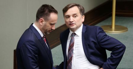Zamiast przeciętnego Kowalskiego, Janusz Kowalski i inni. "Rząd rezygnuje z KPO na rzecz trwania przy stołkach"