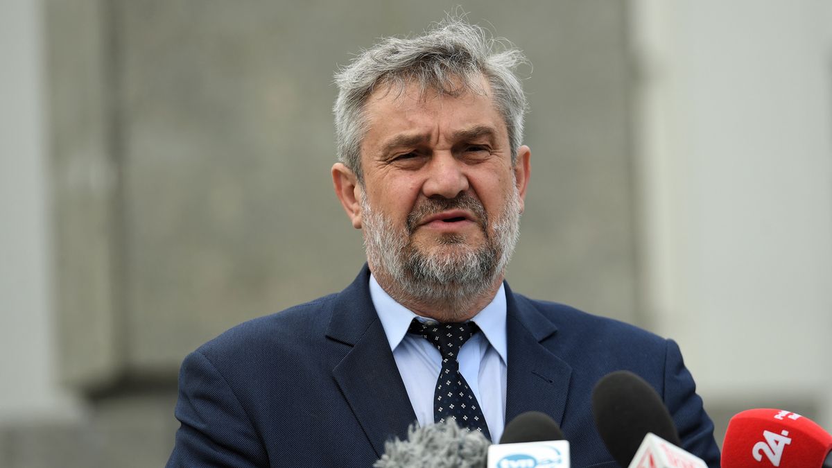 Minister rolnictwa spór z szefem resortu edukacji zapoczątkował słynna wypowiedzią, zachęcającą do zbierania owoców przez nauczycieli.