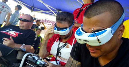 Wyścigi dronów: sport, adrenalina i gogle VR. Jak wyglądają i ile to kosztuje?