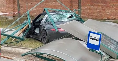 Jest relacja świadków. W Łodzi Porsche wbiło się w przystanek autobusowy