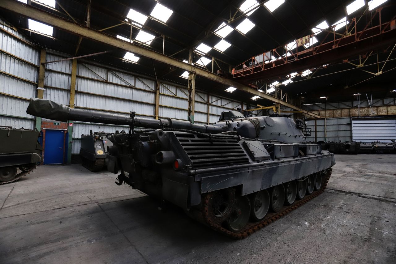 Jeden z wielu czołgów Leopard 2A5BE w magazynie OIP Land Systems.