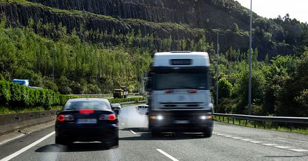 Ciężarówką pod prąd na autostradzie. Przejechał tak 13 km, zanim zatrzymała go włoska policja
