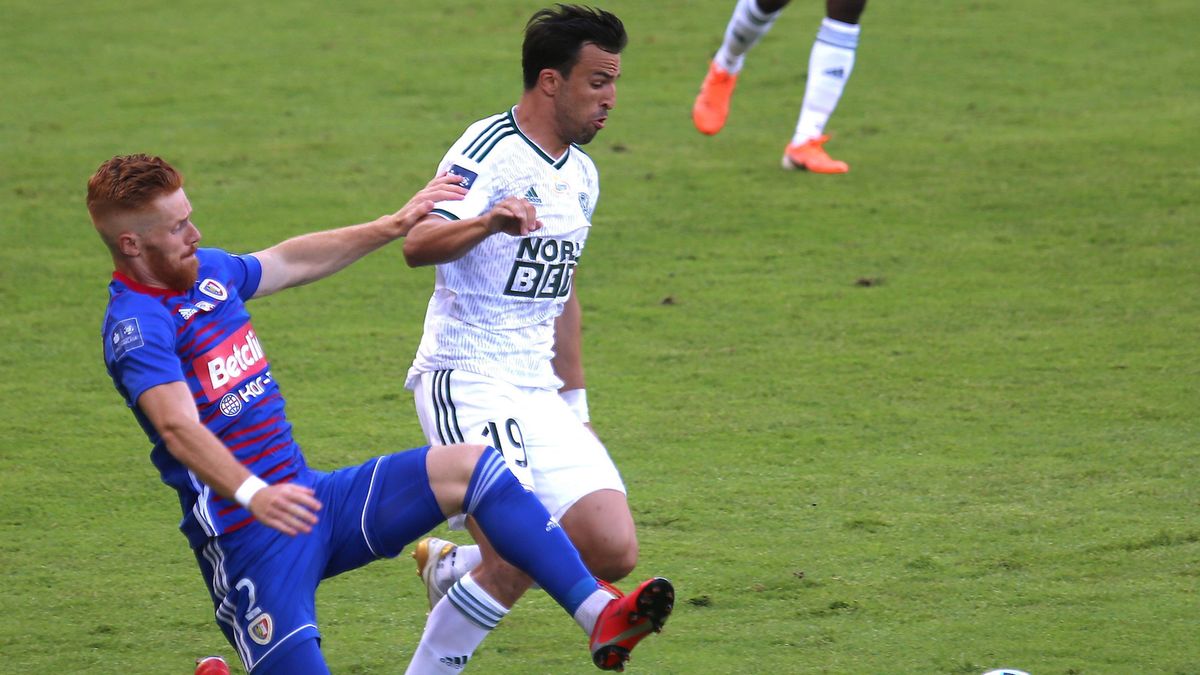 PAP / Andrzej Grygiel / Na zdjęciu od lewej: Mikkel Kirkeskov i Filip Marković walczą o piłkę