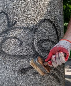 Warszawa. Walka z wandalizmem. Czyszczą pomazane kosze i wiaty