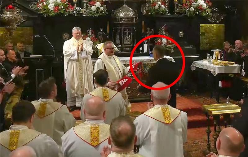 wiadomości,aktualności,WP Wiadomości Kuriozalny koniec kazania na Jasnej Górze. Nawrocki dostał prezent