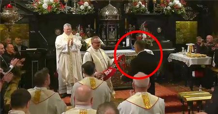Kuriozalny koniec kazania na Jasnej Górze. Nawrocki dostał prezent