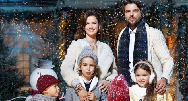 Karolina Malinowska i Olivier Janiak z dziećmi w bożonarodzeniowej kampanii Apart (wideo)