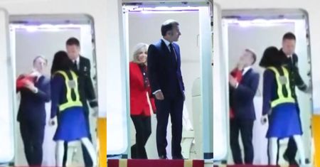 Emmanuel Macron DOSTAŁ W TWARZ na pokładzie samolotu?! Miała uderzyć go żona. Do sieci trafiło nagranie