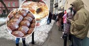 Kolejka ustawiła się jeszcze w nocy. Trudno uwierzyć, że takie pączki wciąż mają wzięcie