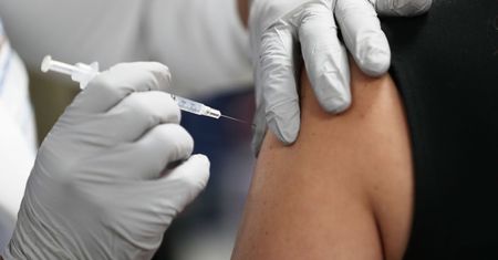Koronawirus w Polsce. Ważna informacja z MEN. Chodzi o szczepienia