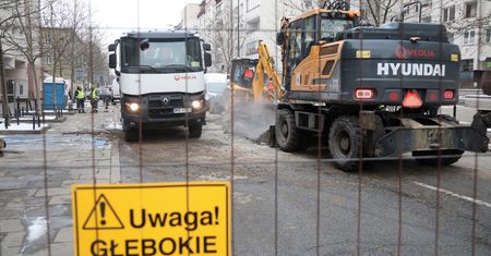 Awaria ciepłownicza w Warszawie. Bez ogrzewania i ciepłej wody mieszkańcy 18 budynków