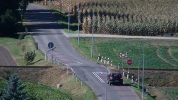 Policyjny dron nagrał kierowców na przejeździe kolejowym. 7 mandatów za ignorowanie znaku STOP