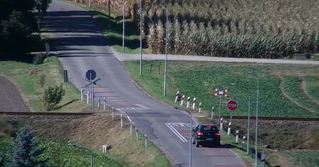 Policyjny dron nagrał kierowców na przejeździe kolejowym. 7 mandatów za ignorowanie znaku STOP