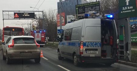 Wypadek na Al. Kraśnickiej w Lublinie. Samochód uderzył w słup tablicy informacyjnej