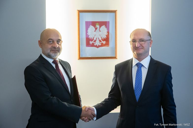 Nominację nowemu wiceministrowi wręczył wiceminister spraw zagranicznych Piotr Wawrzyk