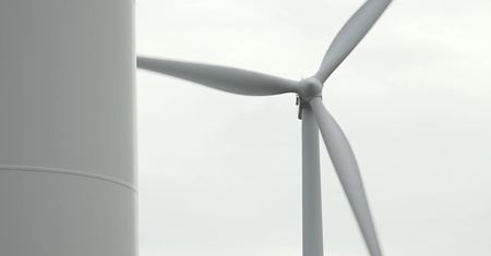 Sejm odrzucił poprawki Senatu do ustawy wiatrakowej. Instalacje będą mogły powstawać 700 metrów od zabudowań