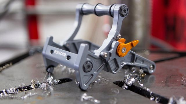 Najbardziej przekombinowany stojak do iPhone'a na rynku 1