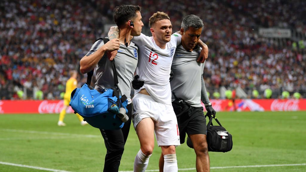 Getty Images / Dan Mullan / Kieran Trippier opuszczał plac gry w asyście sztabu medycznego w meczu Anglików z Chorwacją