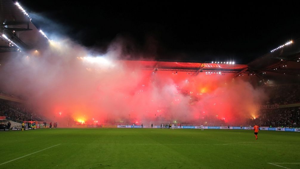 WP SportoweFakty / Mateusz Czarnecki / Kibice Legii Warszawa zadymili racami stadion podczas meczu z Górnikiem Zabrze