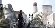 Olsztyn: Hubertus 2025. Malownicze krajobrazy, piękne konie i tradycyjna "gonitwa za lisem" w scenerii odrestaurowanych ruin