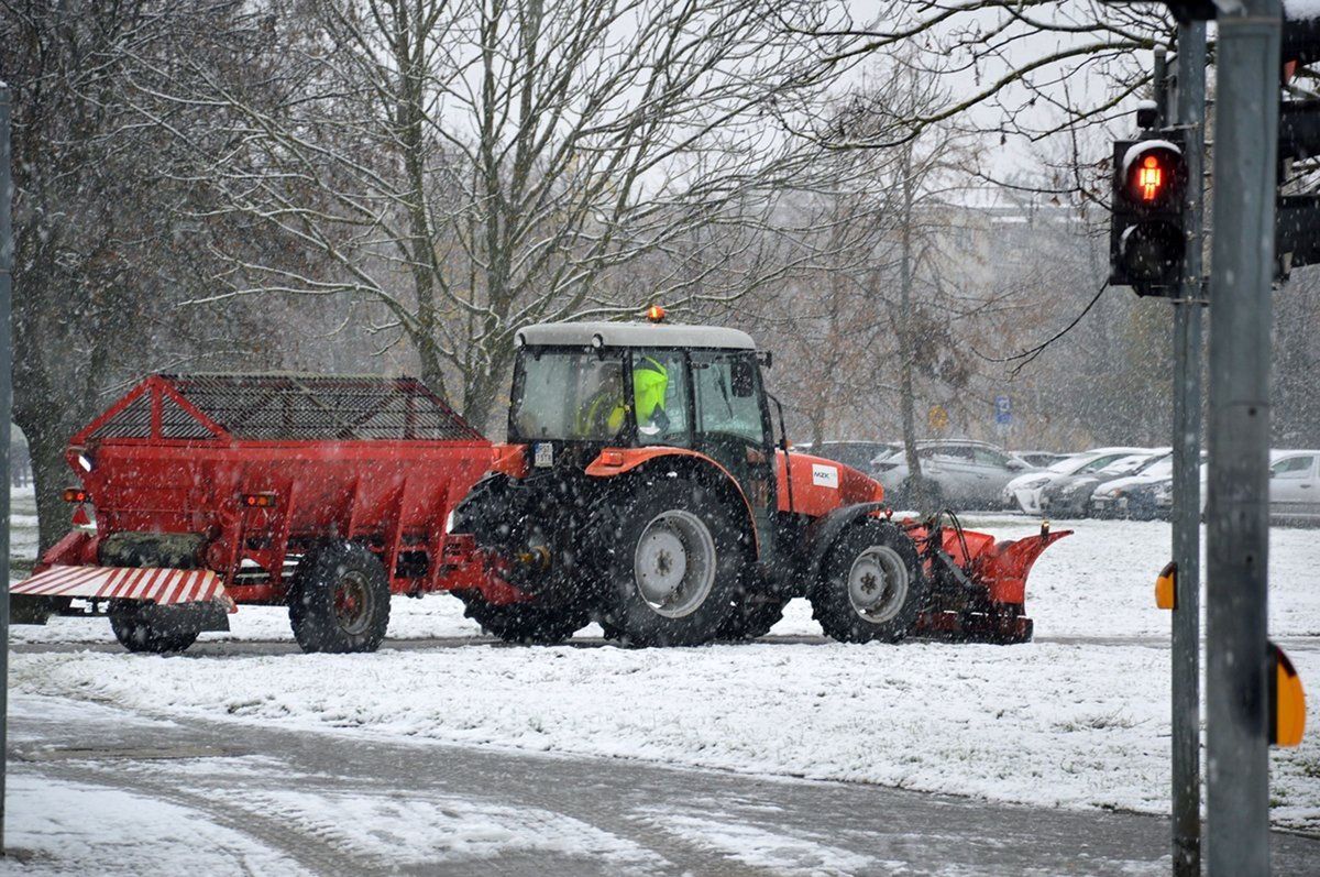 Stalowa Wola: Sprzęt odśnieżający wyruszył na ulice