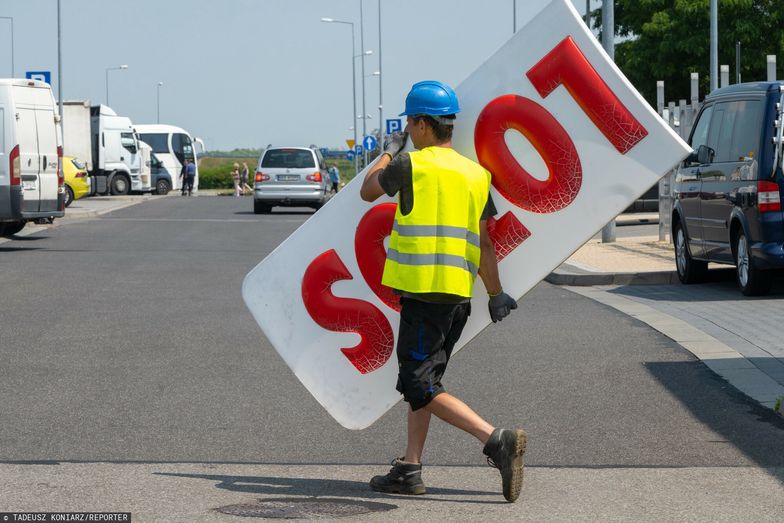 Stacja Lotosu zmienia szyld
20.06.2023 Autostrada A4 Tarnow Stacja paliw sieci Lotos znika z polskiego rynku.
fot. Tadeusz Koniarz/REPORTER *** Local Caption ***
Tadeusz Koniarz/REPORTER