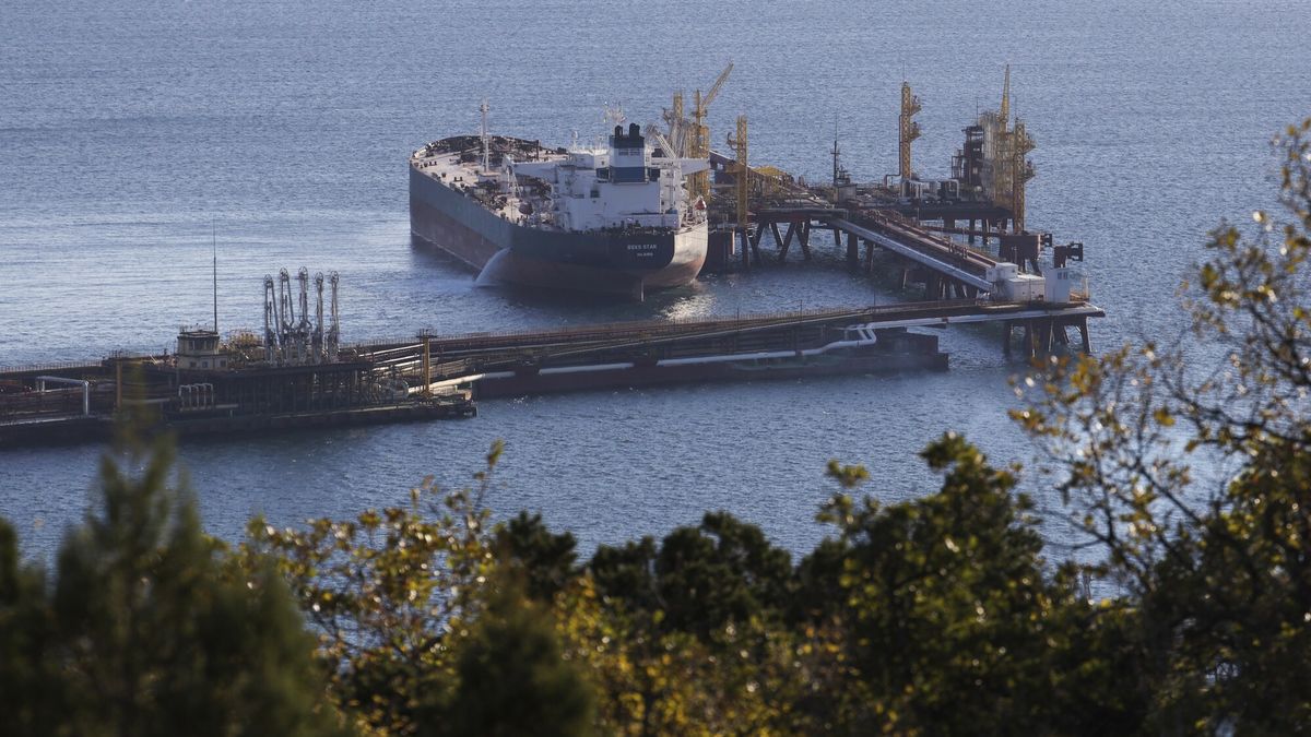 Rosyjskie tankowce w okolicach Noworosyjska
An oil tanker is moored at the Sheskharis complex, part of Chernomortransneft JSC, a subsidiary of Transneft PJSC, in Novorossiysk, Russia, Tuesday, Oct. 11, 2022. This is one of the largest facilities for oil and petroleum products in southern Russia. (AP Photo)