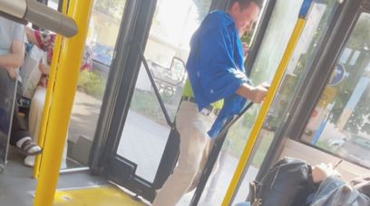 Autobus utknął w korku. Nerwowy pasażer stracił cierpliwość