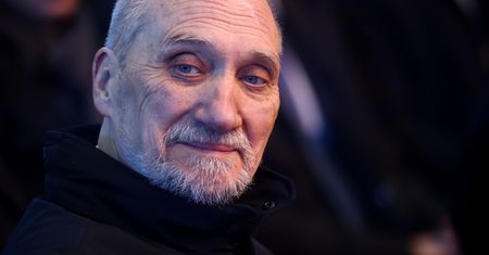 "Ponury spektakl". W sieci lawina komentarzy po ruchu Macierewicza