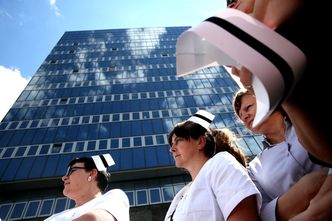 Jest ich 100 w Polsce. Pielęgniarki wykluczone z podwyżek przez... porozumienie o podwyżkach