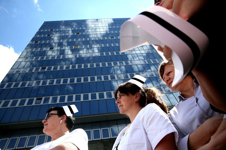 Jest ich 100 w Polsce. Pielęgniarki wykluczone z podwyżek przez... porozumienie o podwyżkach