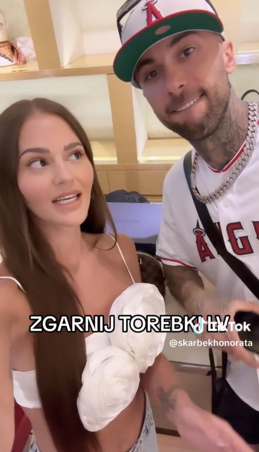 Honorata Skarbek rozdaje fanom torebki Louis Vuitton