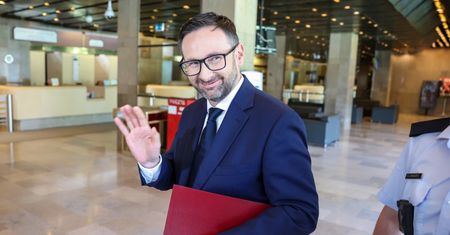 Obajtek pozuje z kawą. I uderza w Tuska