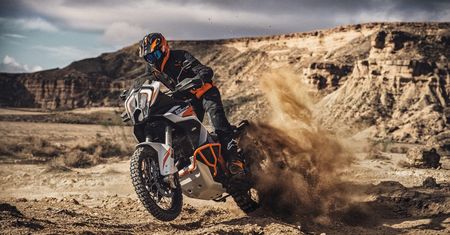 Bardziej terenowy KTM 1290 Super Adventure R dołącza do oferty. Znamy polskie cney