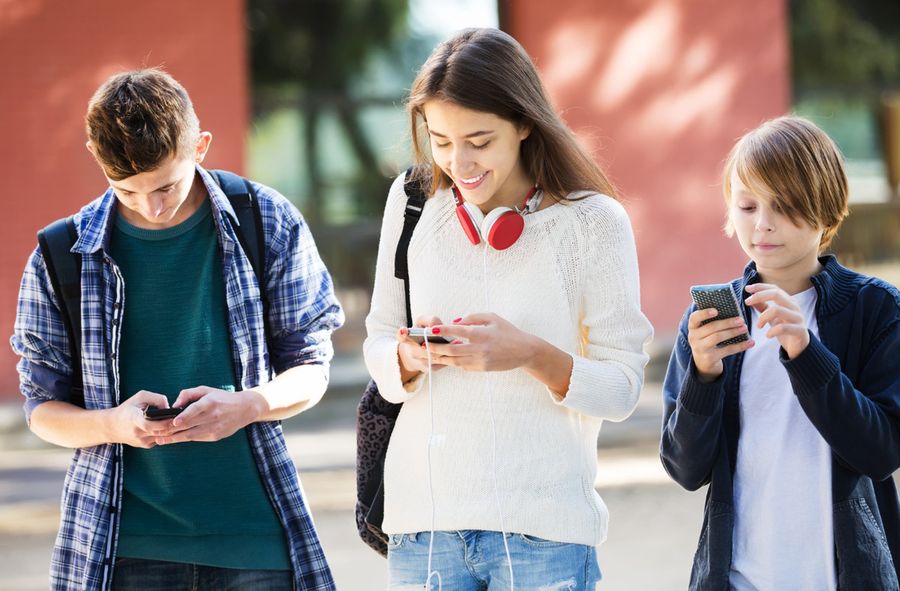 Koniec z telefonami w szkołach. Rząd wprowadza nowe prawo