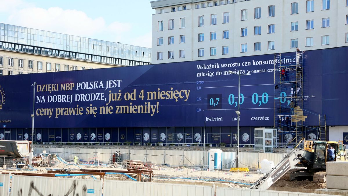 Nowy baner na siedzibie NBP