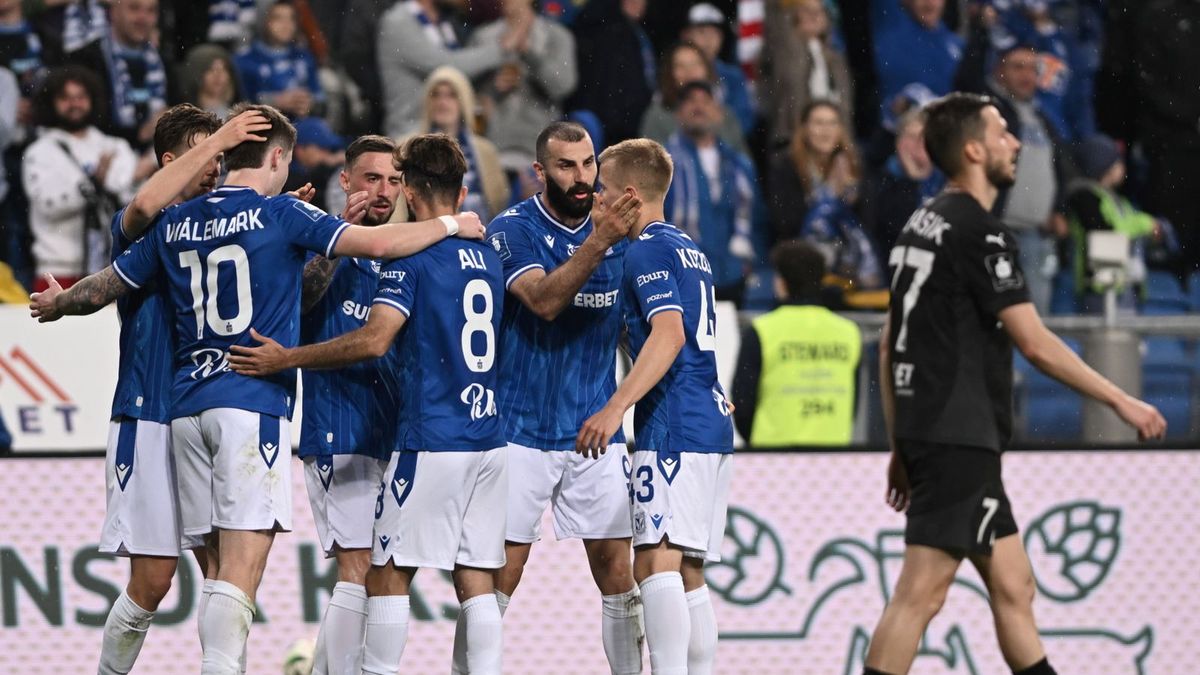 PAP / Jakub Kaczmarczyk  / Na zdjęciu: zawodnik Lecha Poznań Mikael Ishak cieszy się z bramki strzelonej na 1:0 podczas meczu 29. kolejki piłkarskiej Ekstraklasy z Cracovią