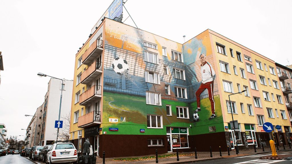 Zdjęcie okładkowe artykułu: Materiały prasowe /  / Na bloku, w którym mieszkał Kazimierz Górski, odsłonięto mural z jego wizerunkiem