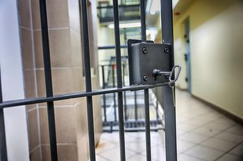 Weszli za 44-latkiem do mieszkania w Kielcach. Podejrzani o rozbój trafili do aresztu