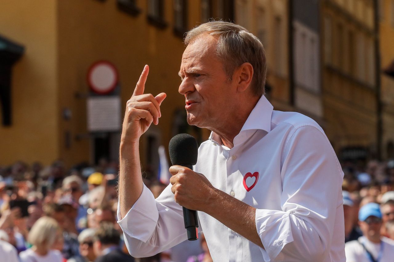 Donald Tusk przemawia na placu Zamkowym w Warszawie na zakończenie Marszu 4 Czerwca