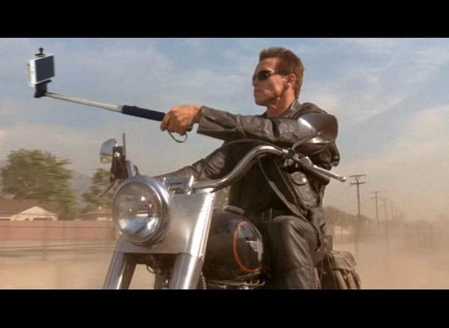 Internauci podłapali pomysł i zaczęli robić własne przeróbki – na przykład przedstawiające Arnolda Schwarzeneggera, jako Terminatora z kijkiem zamiast strzelby. Znajdziemy tu różne inne kwiatki przedstawiające Liama Neesena albo George Clooneya.