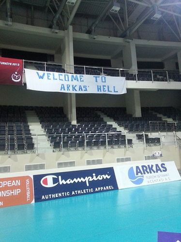 "Witamy w piekle Arkasu" - takim transparentem zostali przywitani w Izmirze siatkarze ZAKSY / fot: twitter.com