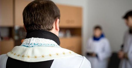 Wszedł bez pytania. "W kuchni znajdował się ksiądz z ministrantami"
