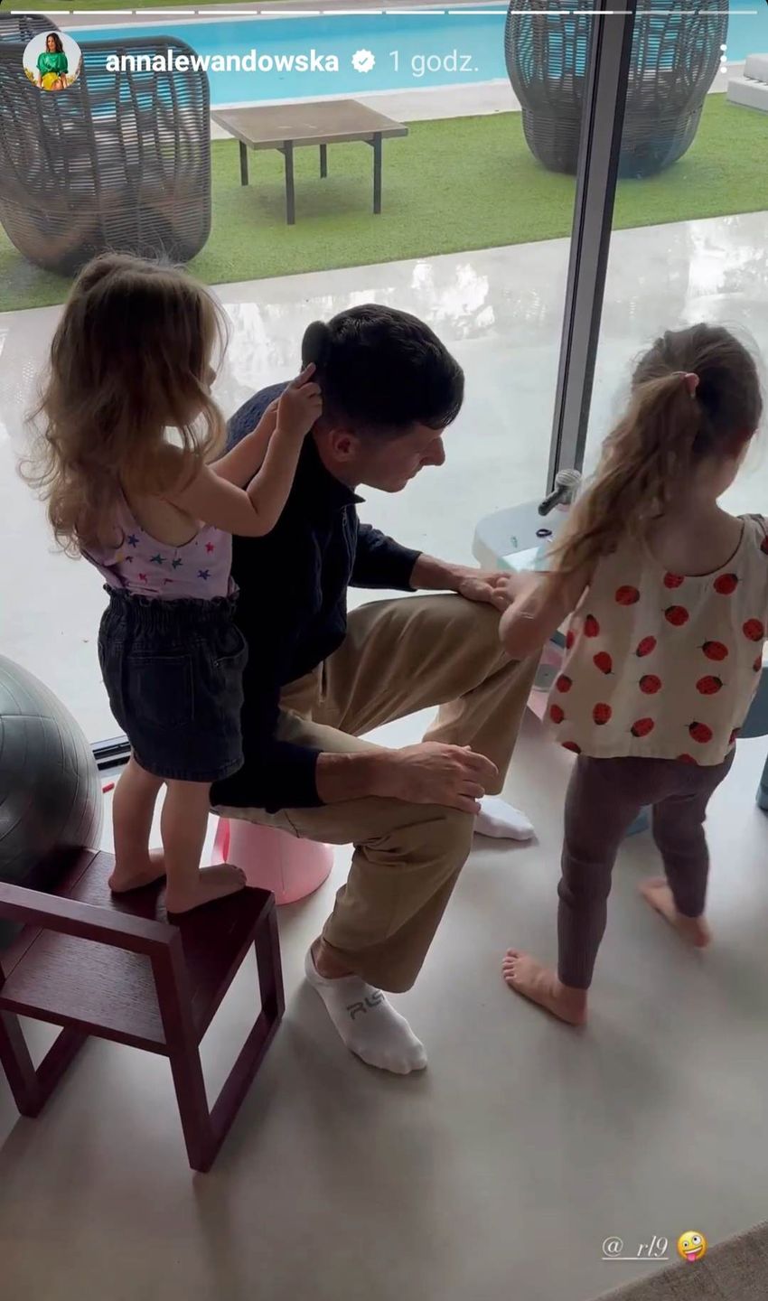Klara i Laura bawią się z Robertem Lewandowskim