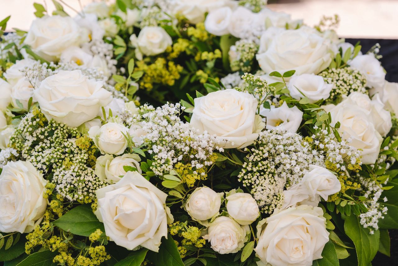 Na pogrzeb zebrani wzięli ze sobą białe kwiaty.
