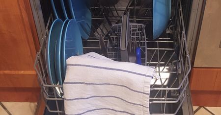Do zmywarki wkładam bawełnianą ściereczkę. Pozbyłam się nieprzyjemnego problemu