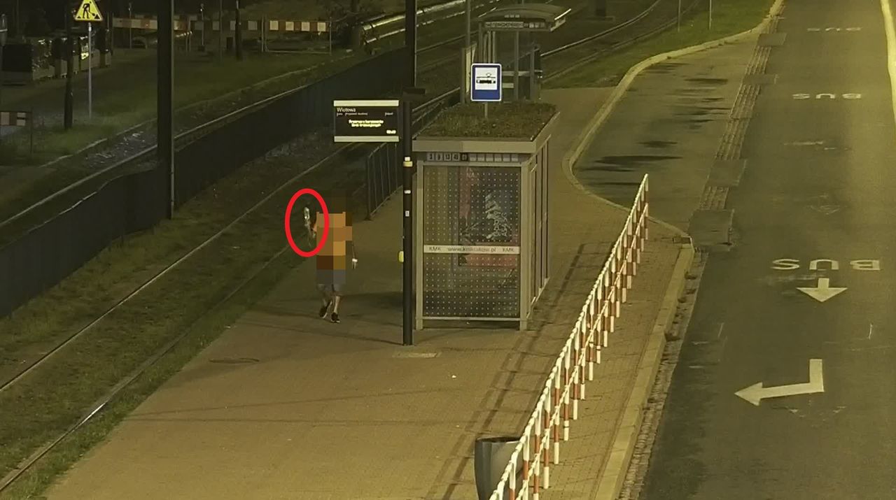  Operator monitoringu w szoku. Tak mężczyzna wyszedł z tramwaju