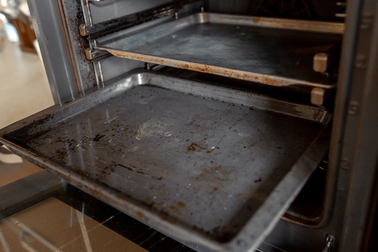 How to clean a dirty oven?